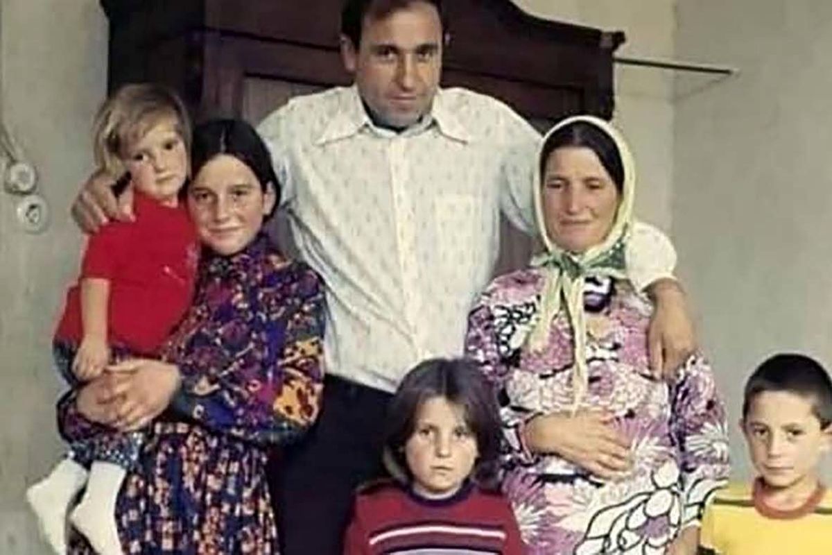 این دختر با جوراب سوراخ هم اکنون معروف‌ترین طراح مد در جهان است