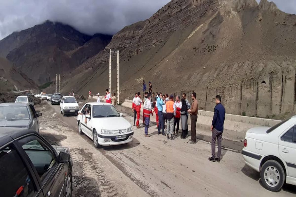 نجات ۱۰۰۰ خودرو در مناطق سیل زده مازندران