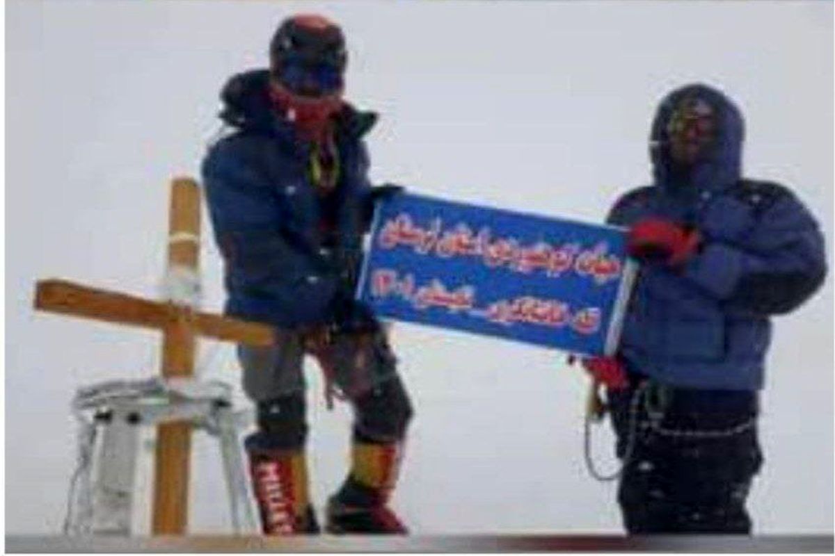 صعود کوهنوردان لرستانی به قله ۷۰۱۰ متری خان تنگری