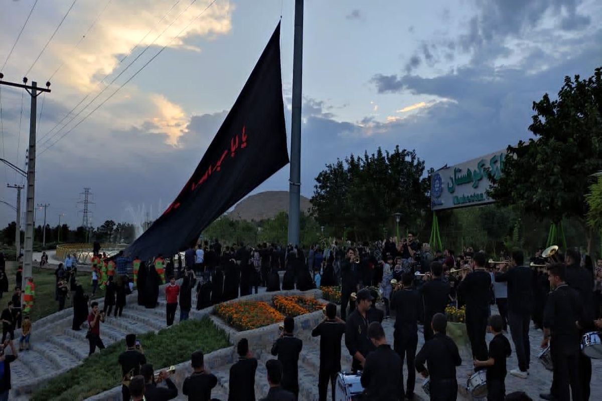 پرچم عزای سرور و سالار شهیدان به طور همزمان در سه مکان شهر نجف آباد برافراشته شد