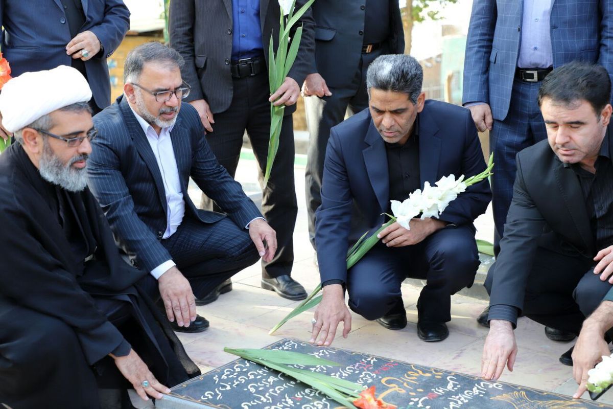 ادای احترام استاندار لرستان به مقام شامخ شهدا در اولین روز هفته دولت