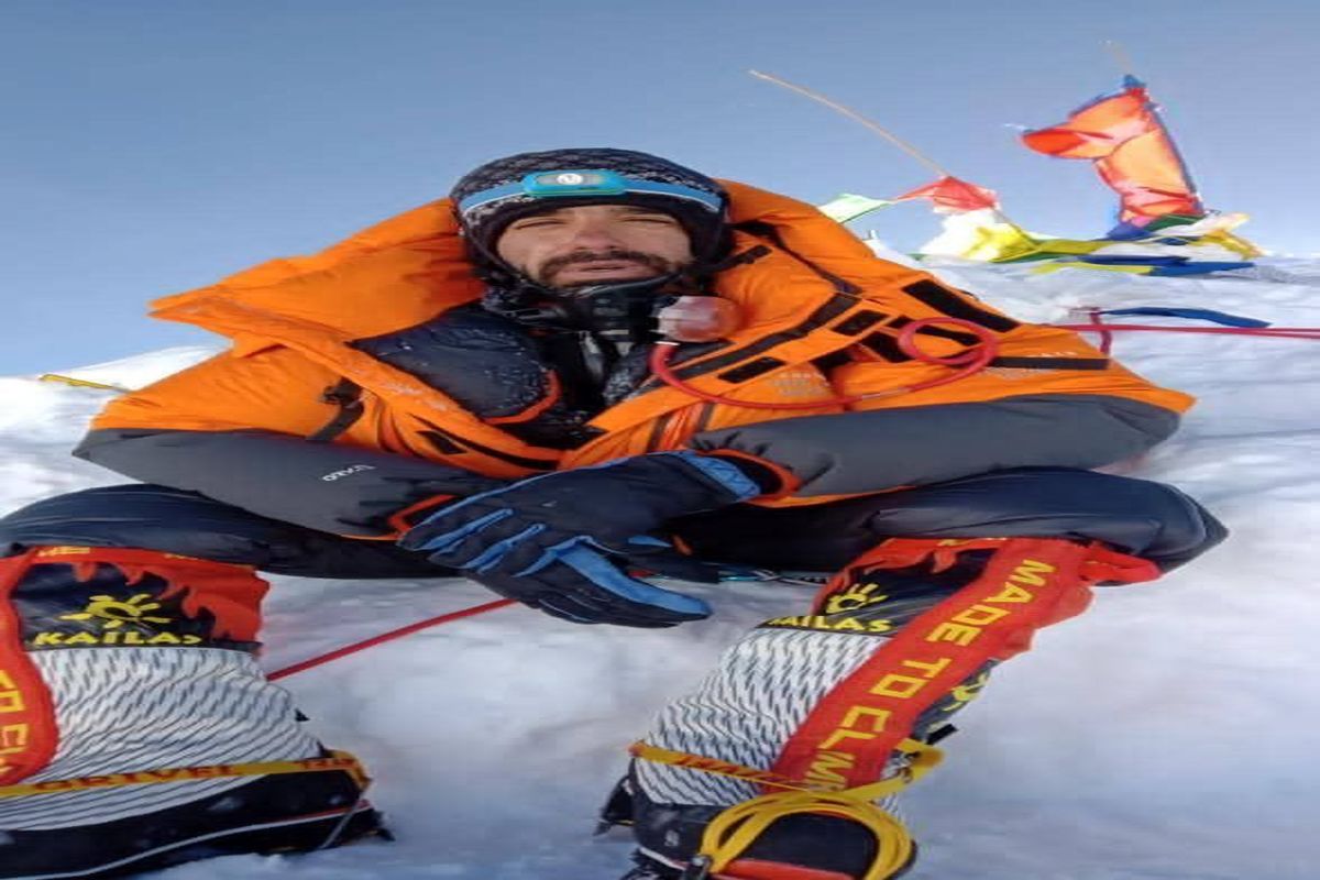 صعود کوهنورد لرستانی به قله ماناسلو