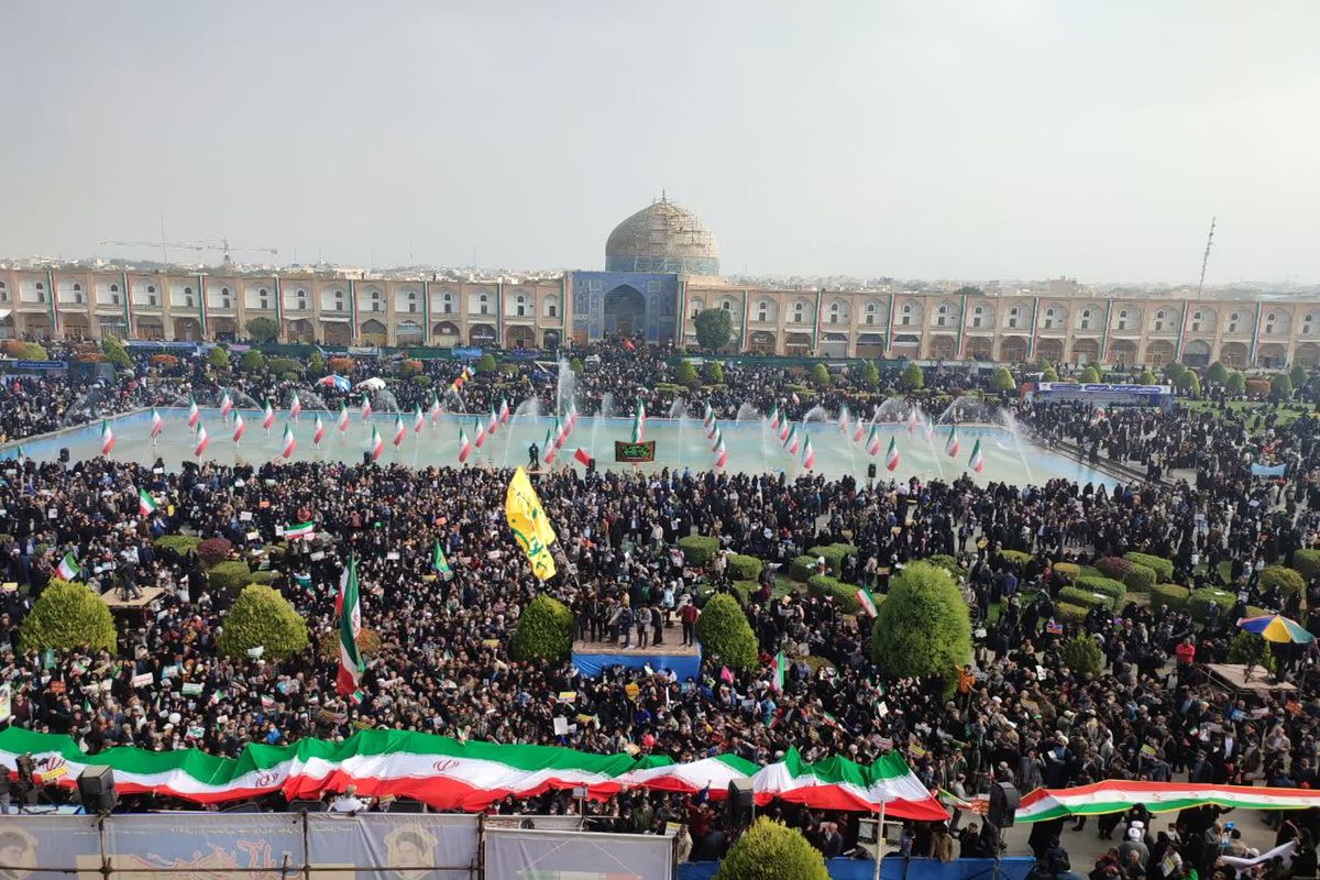 خروش مردم اصفهان در محکومیت اقدام تروریستی و اغتشاشگران