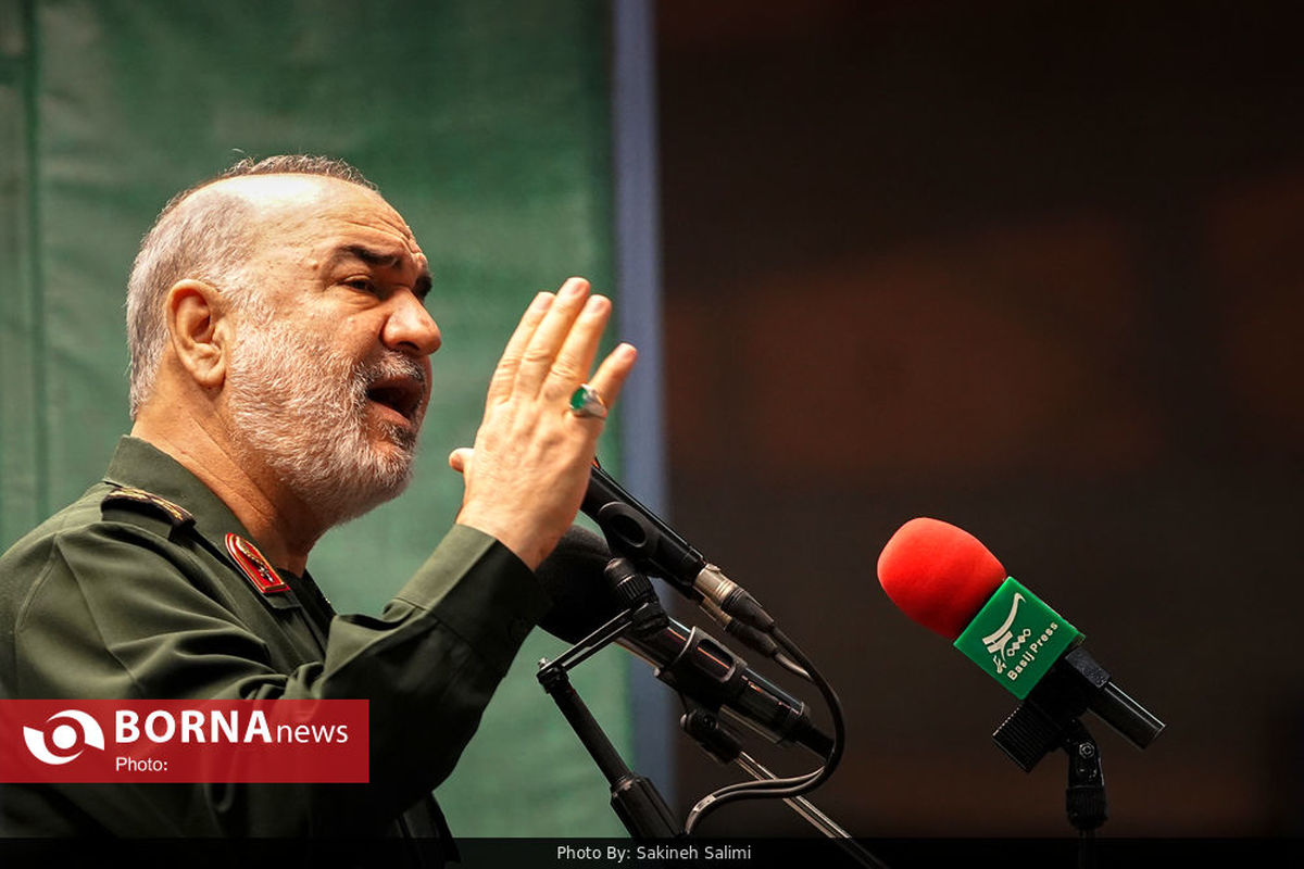 سردار سلامی: دشمنان از بیم ایران علیه خود در لاک دفاعی فرو رفته اند
