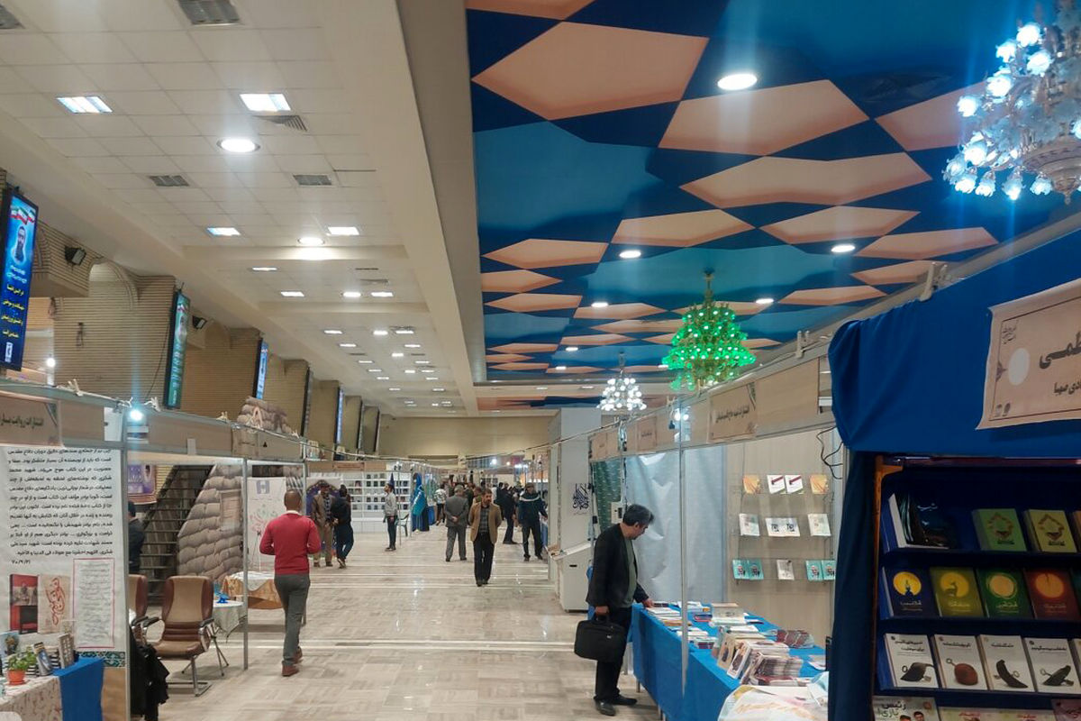 آغاز به کار یازدهمین نمایشگاه ملی کتاب دفاع مقدس در قم