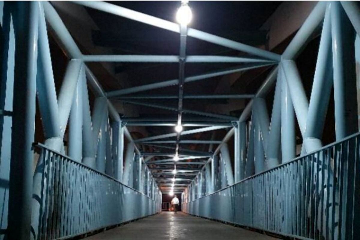 پل عابر پیاده اتوبان امام علی در منطقه ۸ تهران ایمن سازی می شود