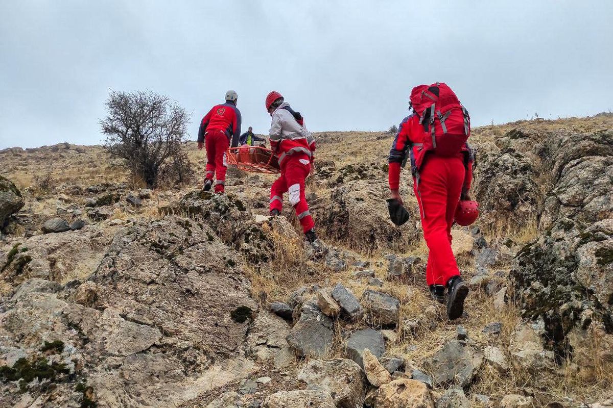 نجات جان کوهنورد ۵۶ ساله در ارتفاعات یئدی گوز شهرستان نقده
