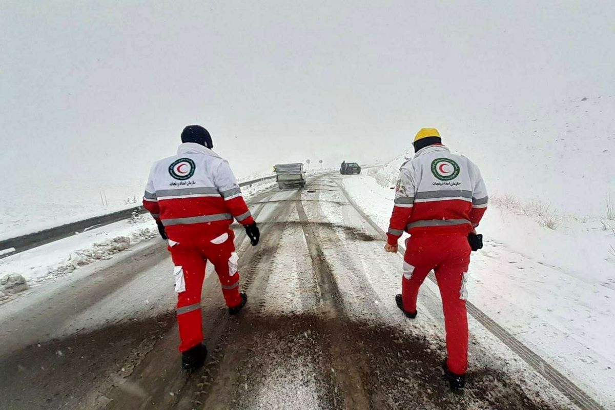 امداد رسانی به ۲۰خودرو گرفتار در برف و کولاک آذربایجان غربی