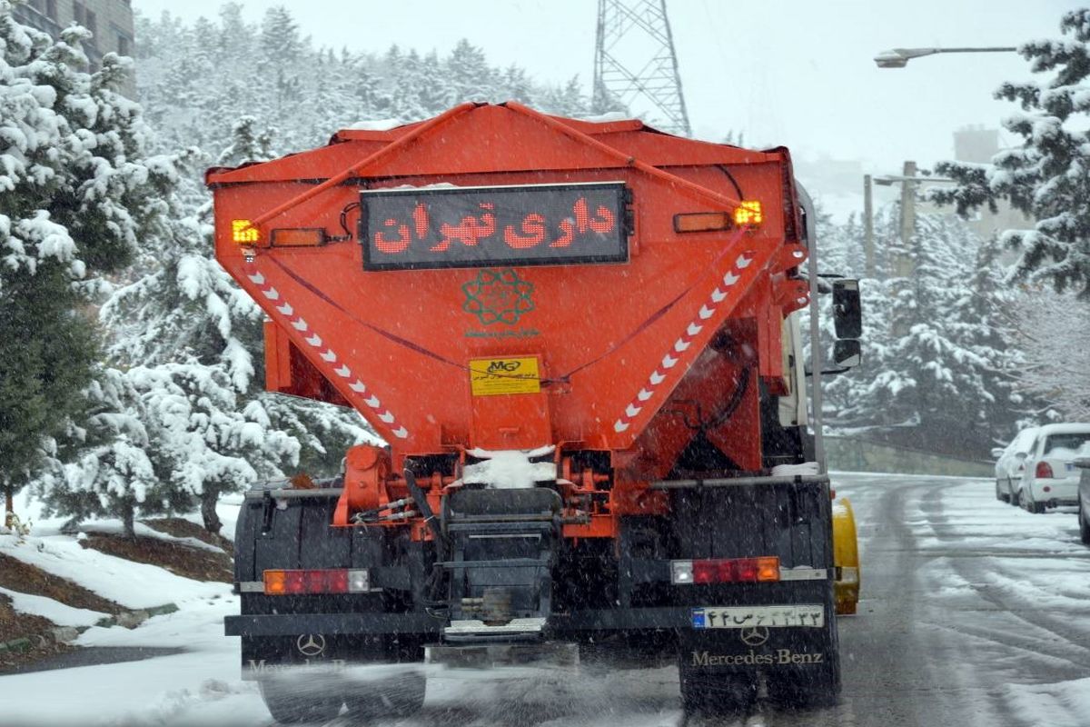 آماده باش شهرداری  نواحی ۱۰ گانه منطقه یک تهران/ عملیات برف روبی در همه معابر اصلی و فرعی در حال انجام است