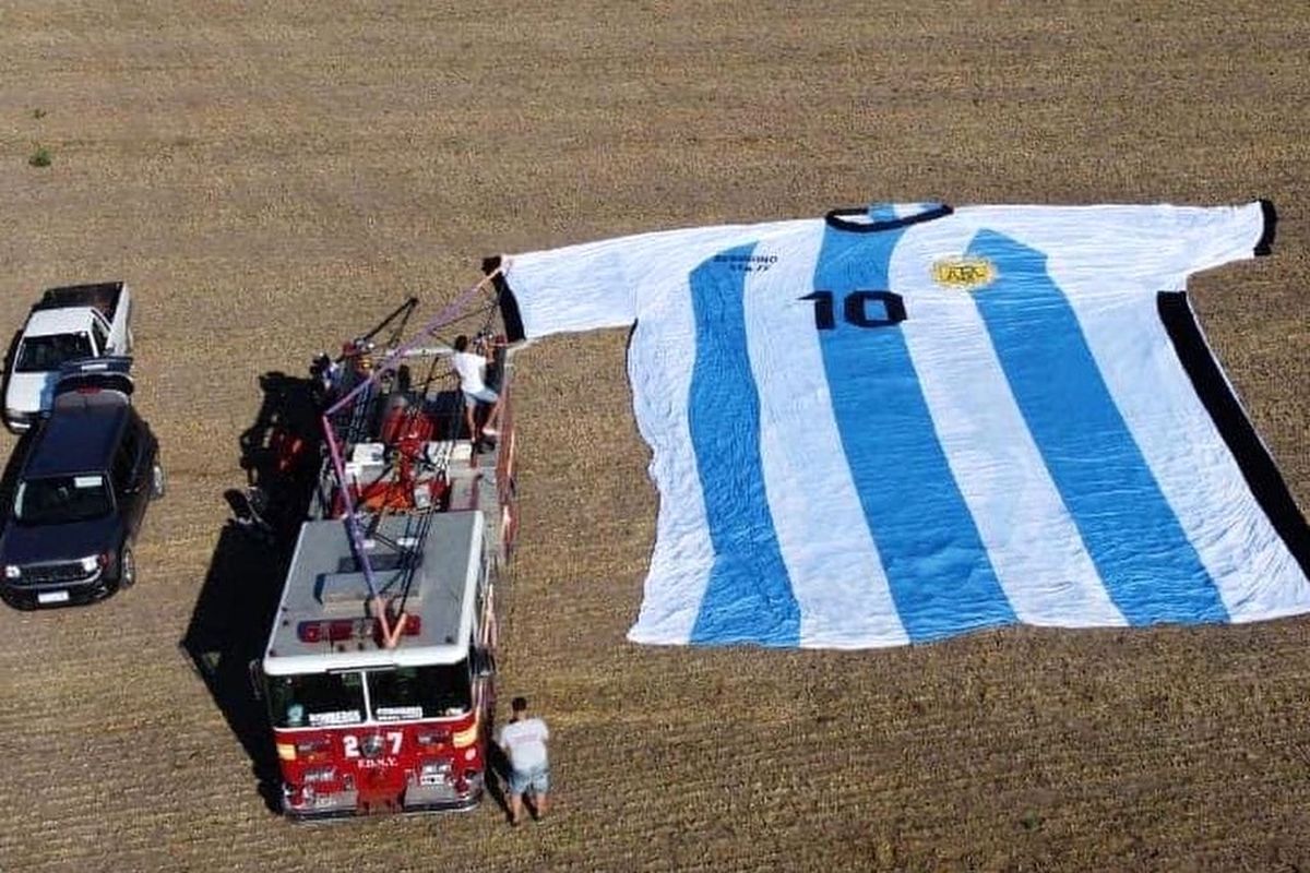 رونمایی از لباس غول‌پیکر مسی در آرژانتین+ فیلم