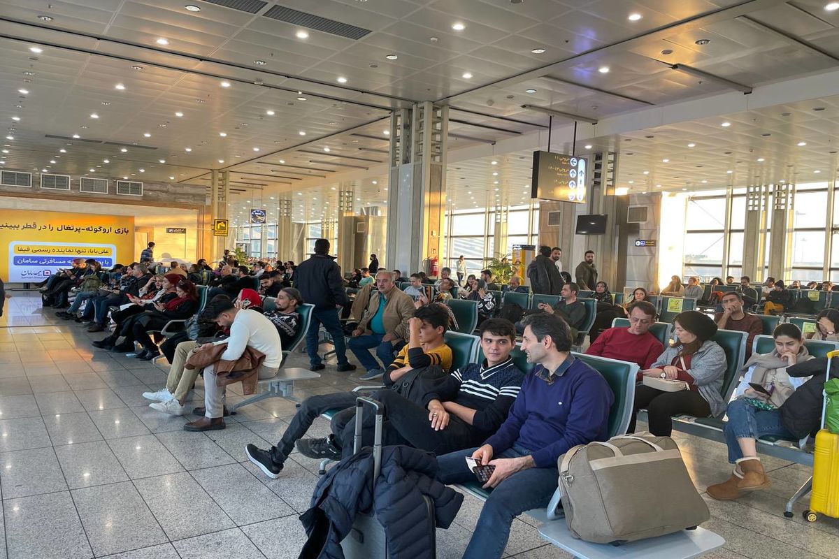 سردرگمی مسافران در تاخیر ۷ ساعته پرواز ۴۸۰۵ معراج به استانبول