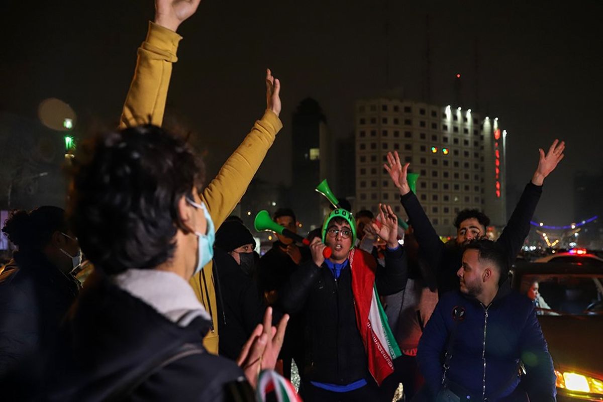 شادی مردم قم و توزیع شیرینی پس از پیروزی مقتدرانه تیم ملی ایران مقابل تیم ملی ولز
