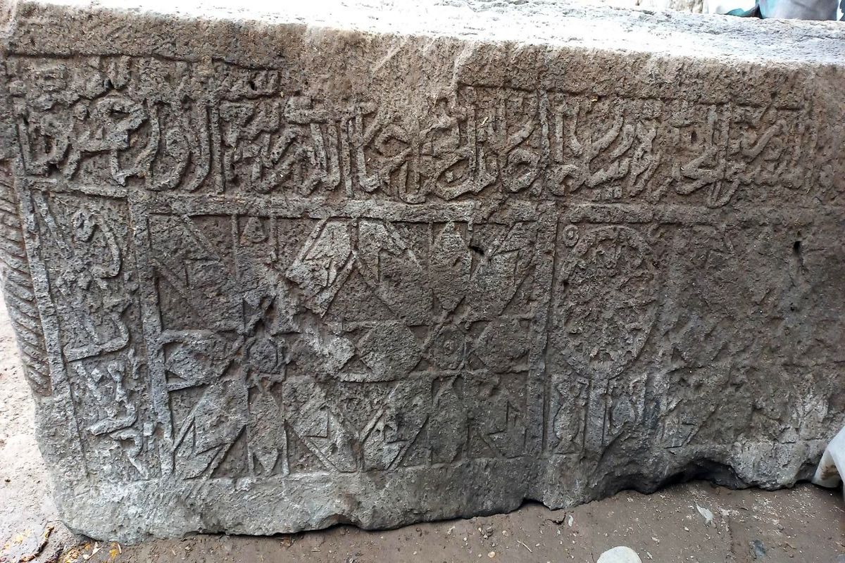 کشف سنگ حجاری‌شده  در روستای سهزاب شهرستان سراب