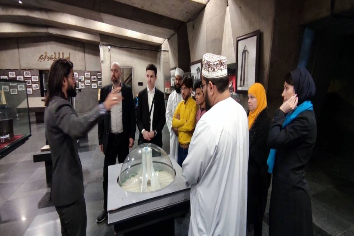 بازدید هنرمندان جهان اسلام از برج آزادی