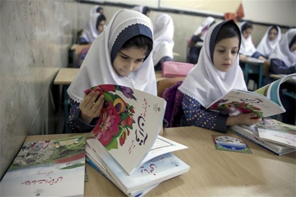توزیع ۲۰ هزار نسخه کتاب رایگان بین دانش آموزان خوزستانی / برگزاری ۷ میلیون نفر ساعت دوره های تخصصی توانمندسازی معلمان