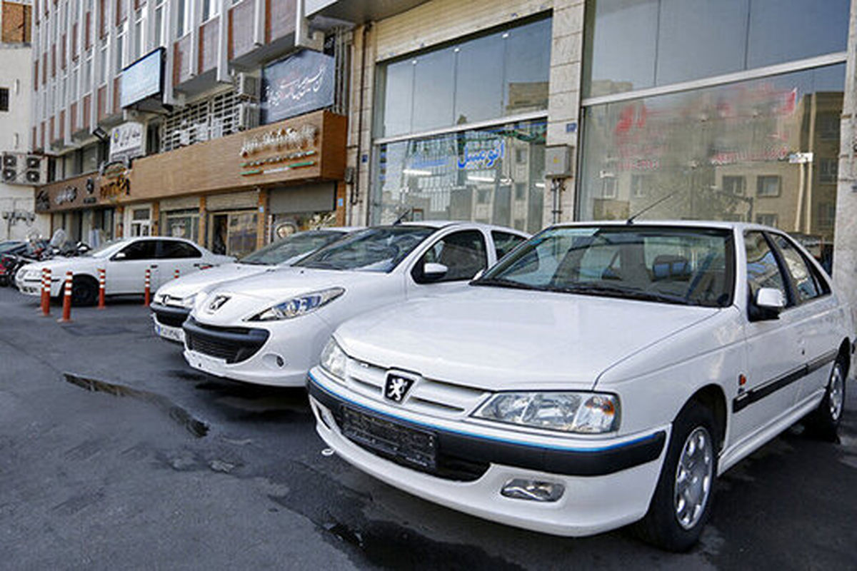 گزارش میدانی برنا از ادامه افت قیمت‌ خودرو و کاهش تقاضای خرید در بازار آزاد/ پژو پارس ۳۵ میلیون تومان ارزان شد