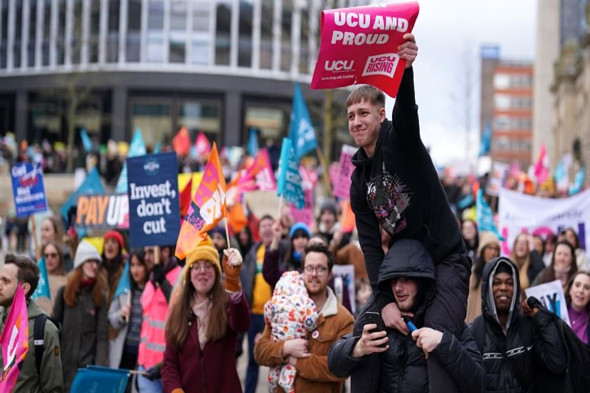 اعتصاب گسترده در انگلیس/ ۳۰۰۰ هزار کارمند بریتانیایی دست از کار خواهند کشید
