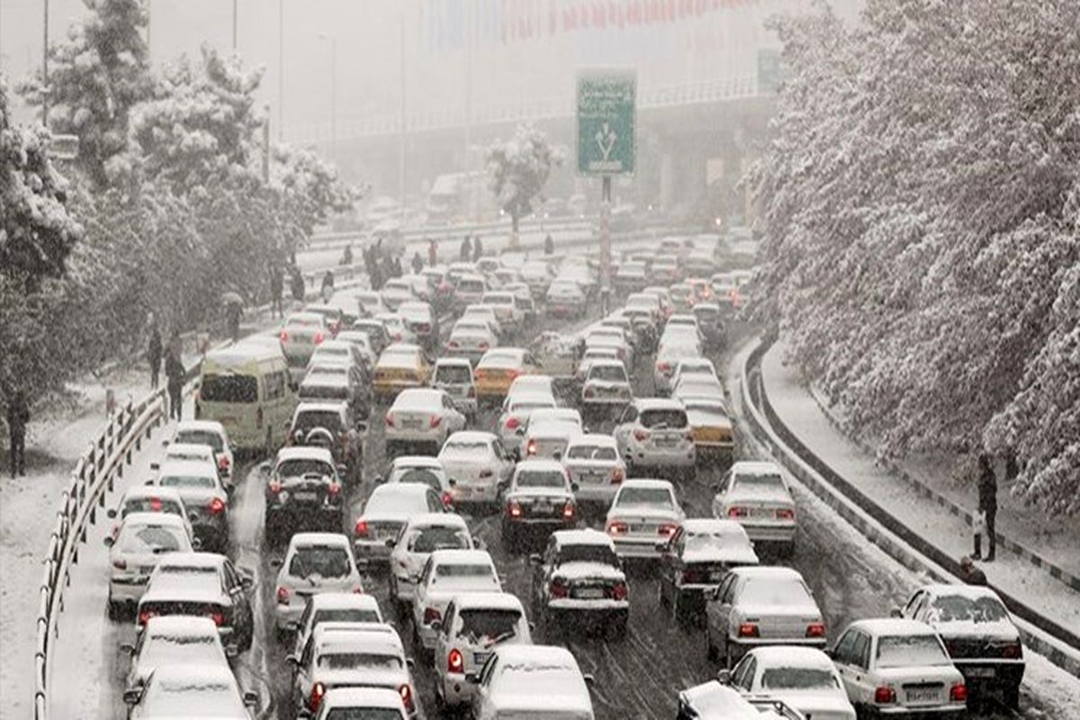 آغاز بارش برف در محور هراز/ترافیک سنگین در محورهای هراز، چالوس و فیروزکوه