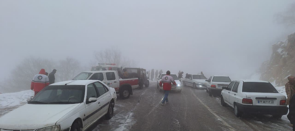 امدادرسانی به ۱۷ حادثه دیده در برف و کولاک امامزاده عبدالله باغملک