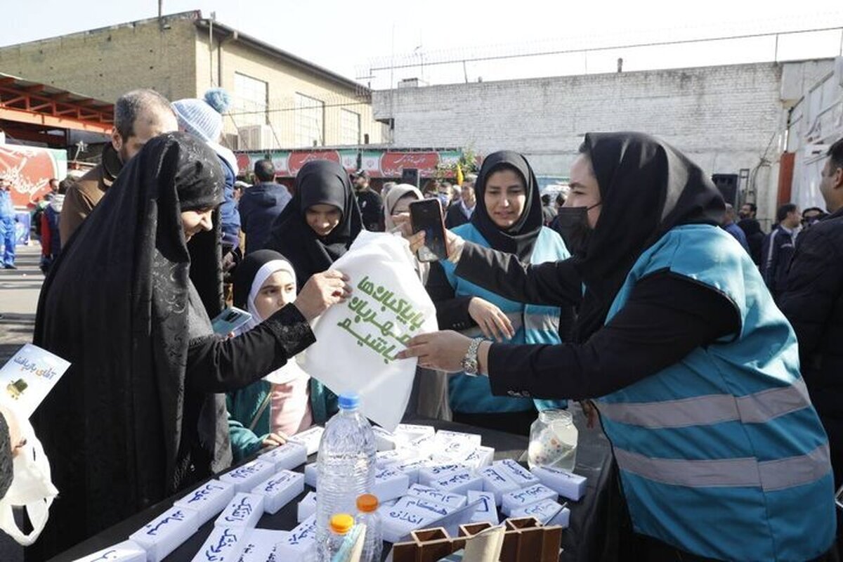 توزیع ۲۰ هزار کیسه پارچه‌ای در راهپیمایی 22 بهمن