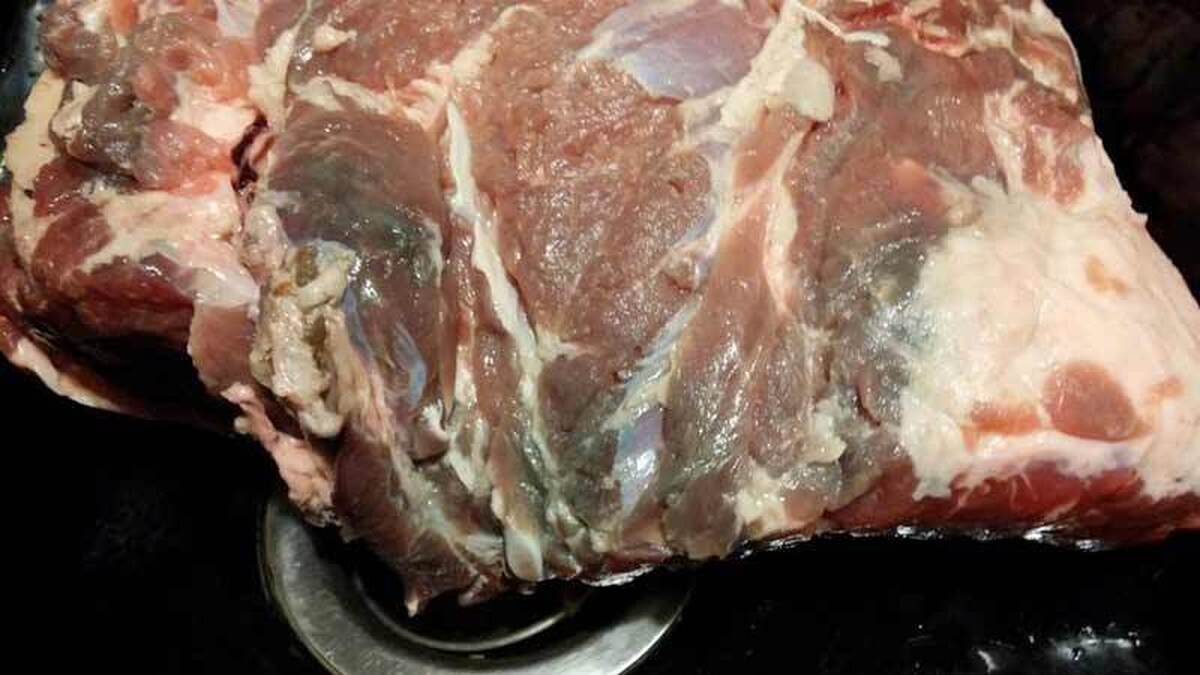 400 کیلو گوشت گرم تاریخ گذشته در بوئین زهرا کشف شد