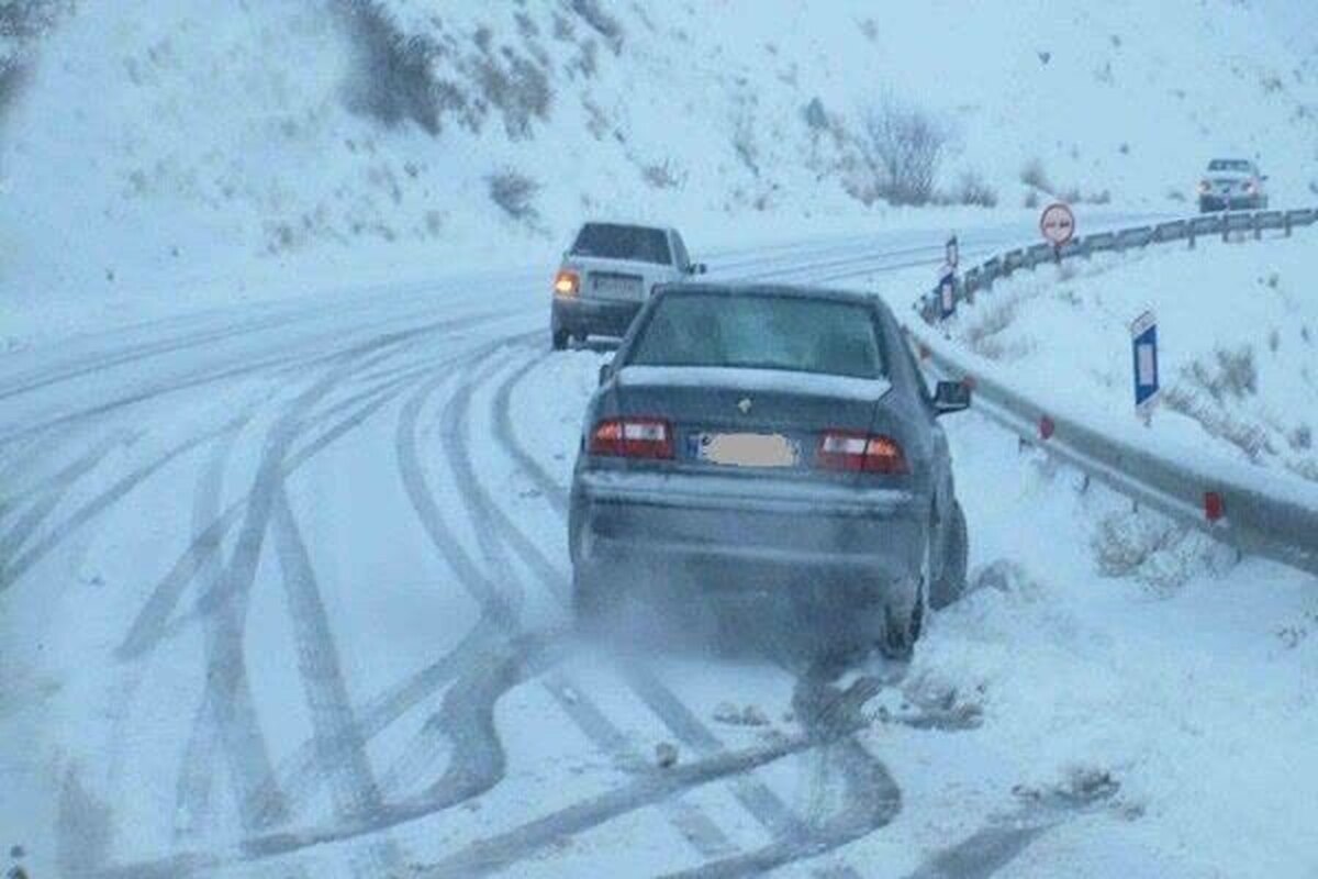 برف راه ارتباطی ۵۰۰ روستا در لرستان را مسدود کرد