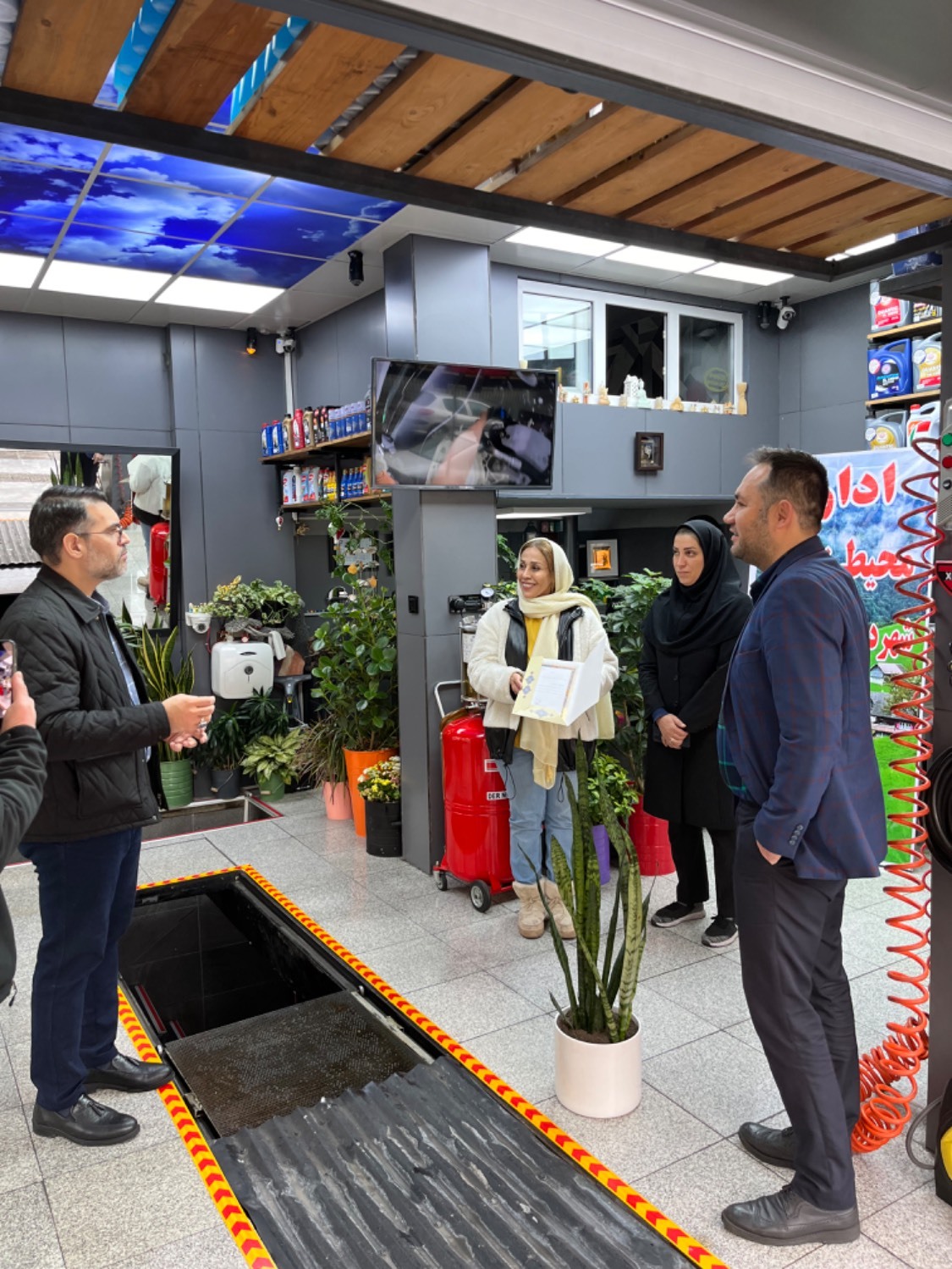 کشف یک واحد صنفی عجیب در خیابان دکتر قریب کشف یک واحد صنفی عجیب در خیابان دکتر قریب