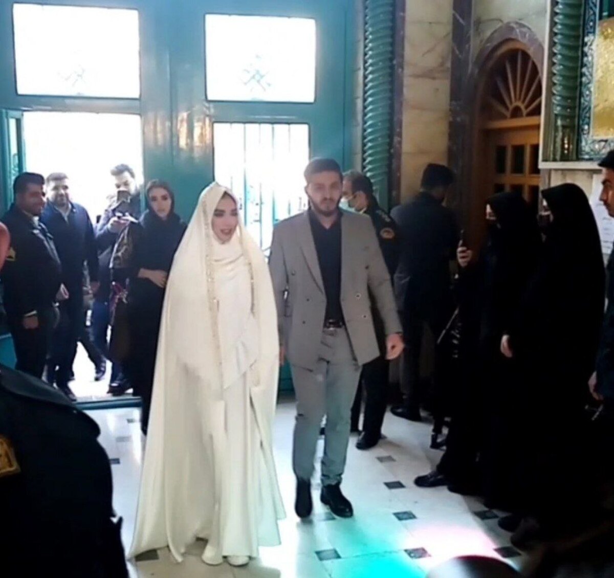 عروس و دامادی که برای شرکت در انتخابات به حسینیه ارشاد آمدند