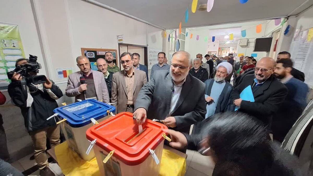 استاندار قزوین رأی خود را به صندوق انداخت