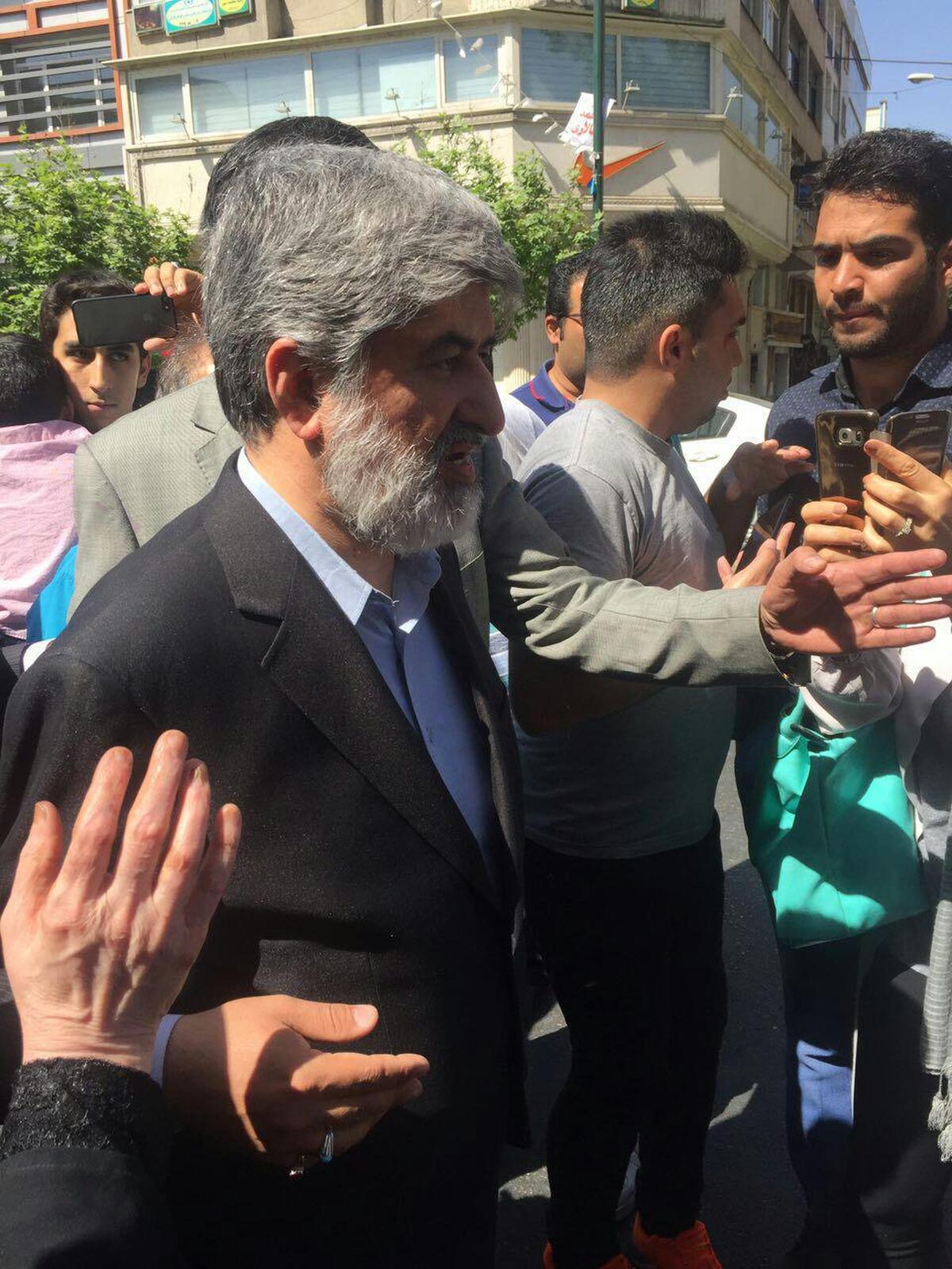 حضور علی مطهری در حسینیه ارشاد برای شرکت در انتخابات