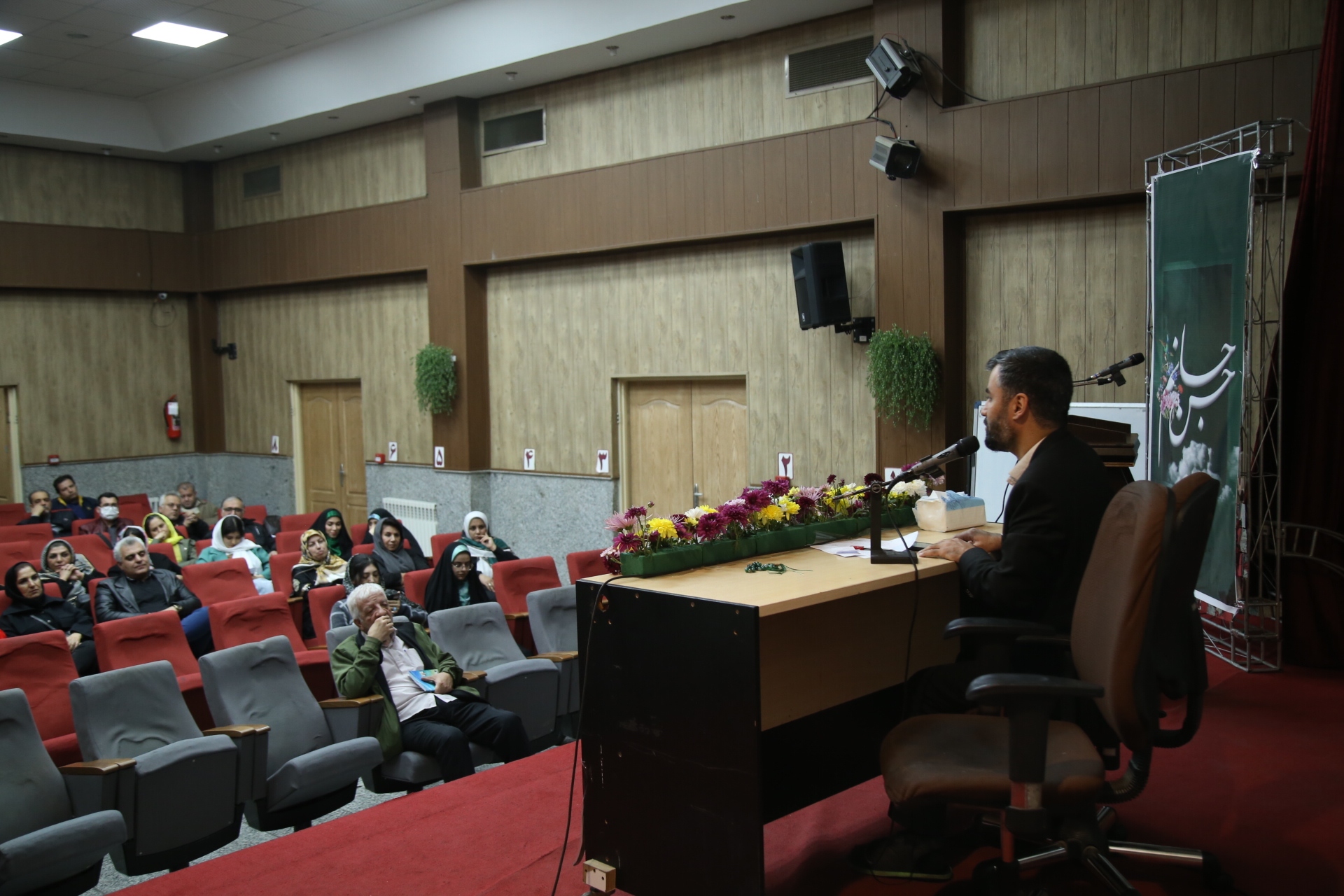 محفل شاعرانه بر سفره كريم برگزار شد محفل شاعرانه بر سفره كريم برگزار شد