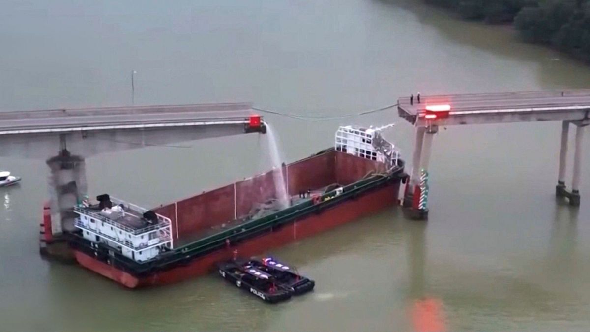 برخورد کشتی باری با پل در چین ۵ کشته برجای گذاشت