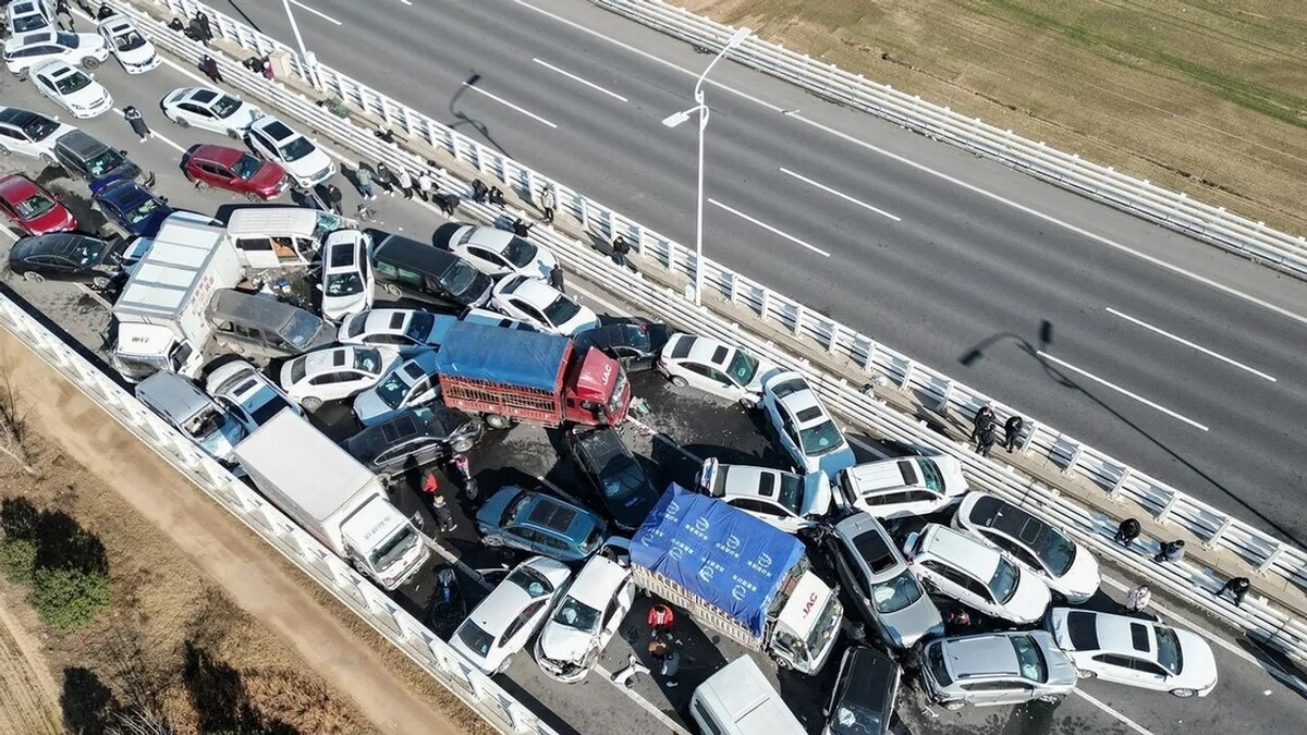 تصادف زنجیره‌ای ده‌ها خودرو در چین
