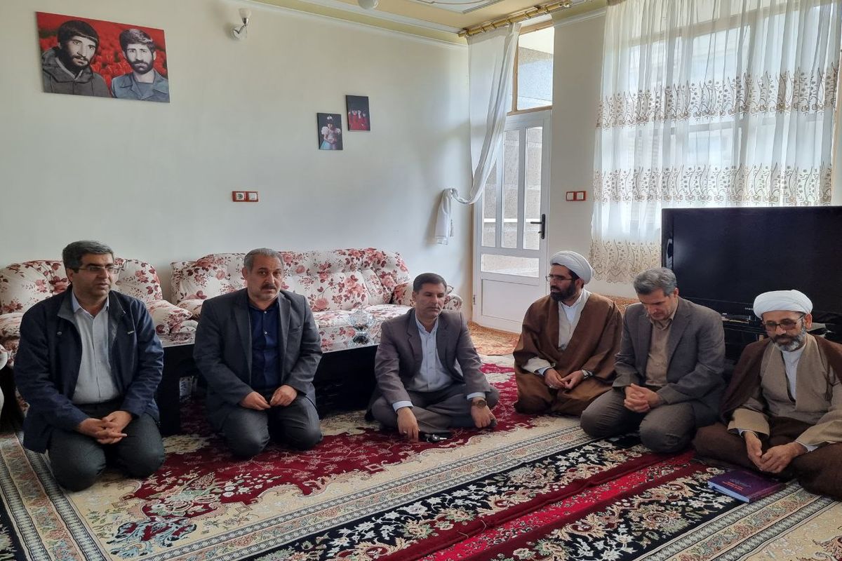 جمعی از مسئولین شهرستان نهاوند با خانواده «سردار شهید حاج حسین کیانی» دیدار کردند