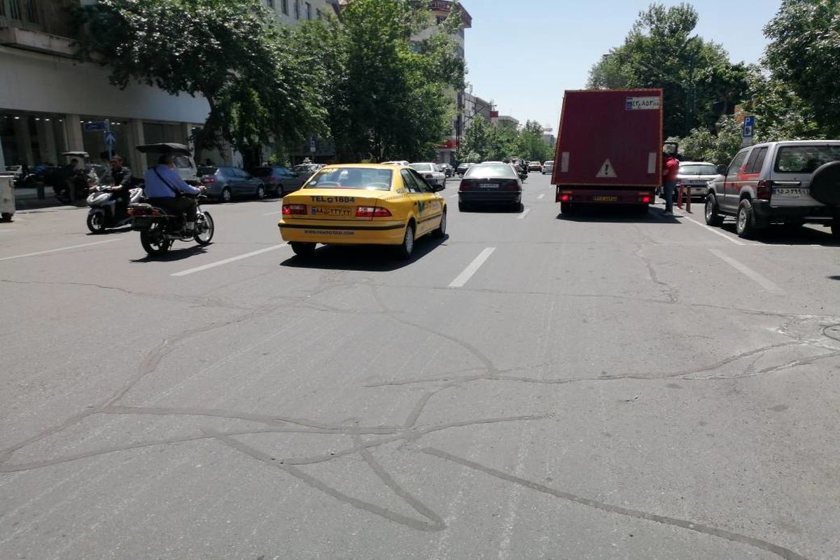 اجرای عملیات درزگیری ترک های آسفالت در خیابان شریعتی
