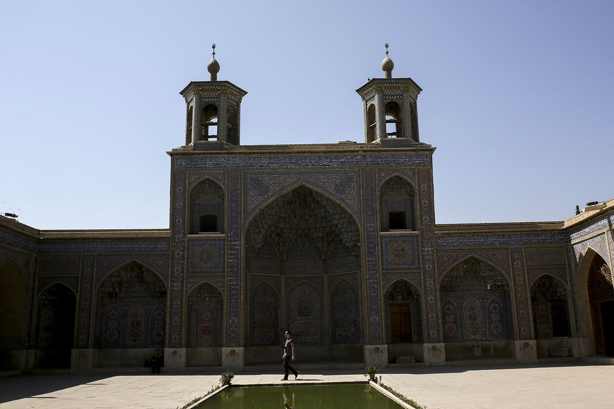 مرمت گنبد امامزاده سیدالحرمین (ع) در مسجد نصیرالملک شیراز آغاز شد