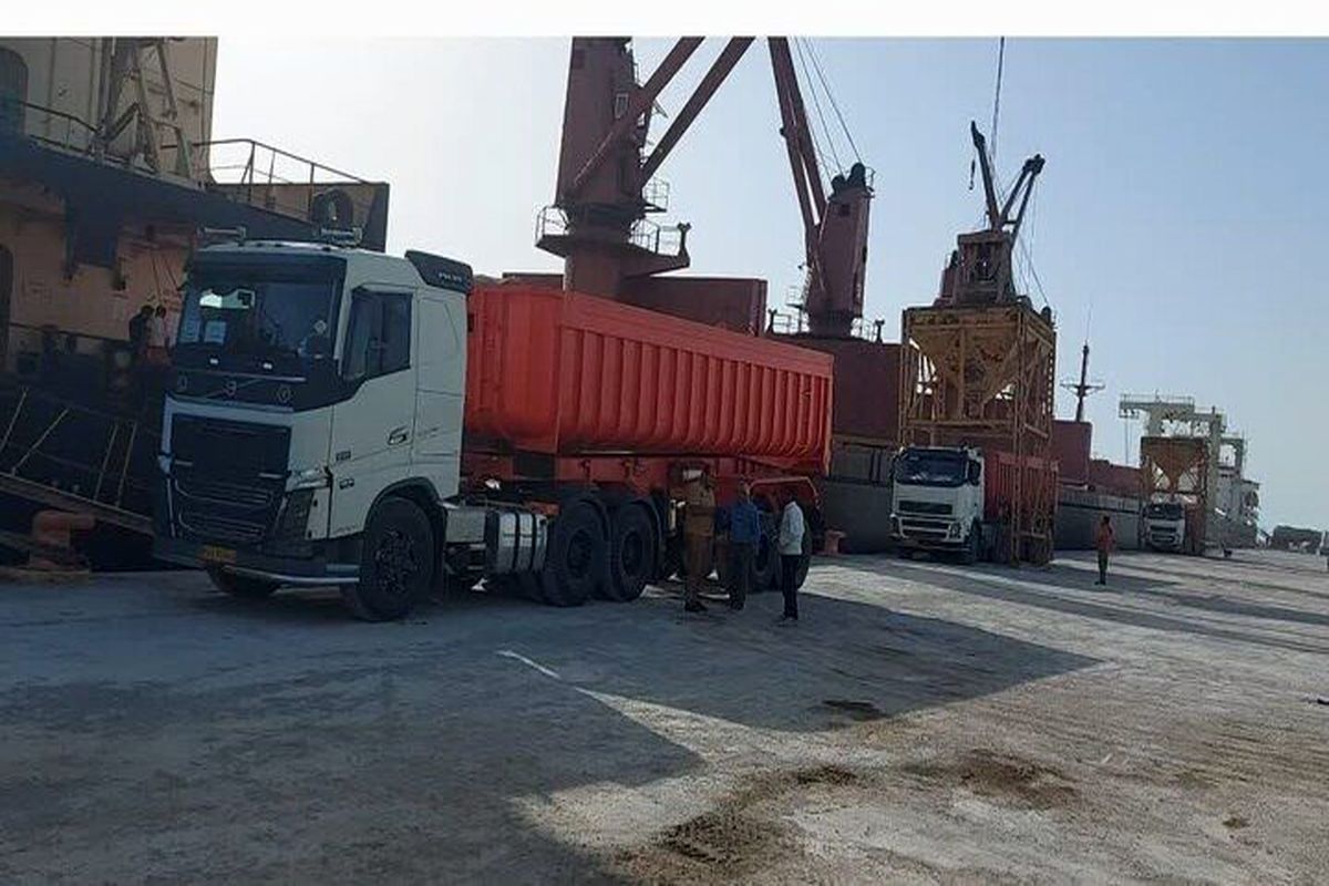کشتی حامل خاک مورد نیاز تولید کود فسفاته در استان بوشهر پهلو گرفت