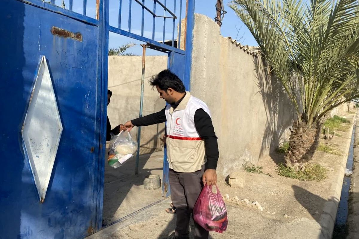 اهدای بیش از ۲ هزار بسته معیشتی به نیازمندان خوزستانی توسط هلال احمری ها