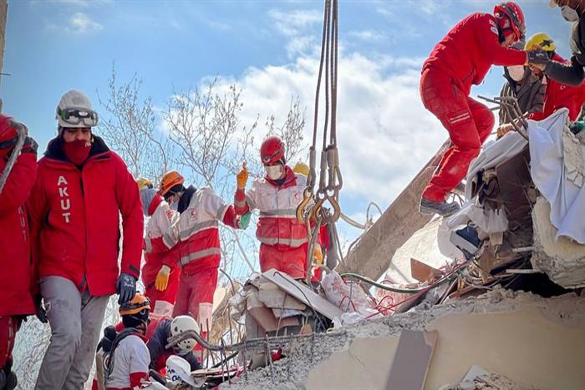 روایت کولیوند از امدادرسانی جوانان ایرانی هلال احمر به زلزله زدگان ترکیه