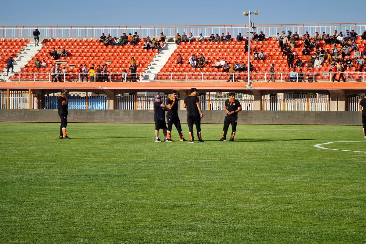 بازیکنان مس کرمان و سپاهان در ورزشگاه باهنر قبل از بازی سرنوشت‌ساز