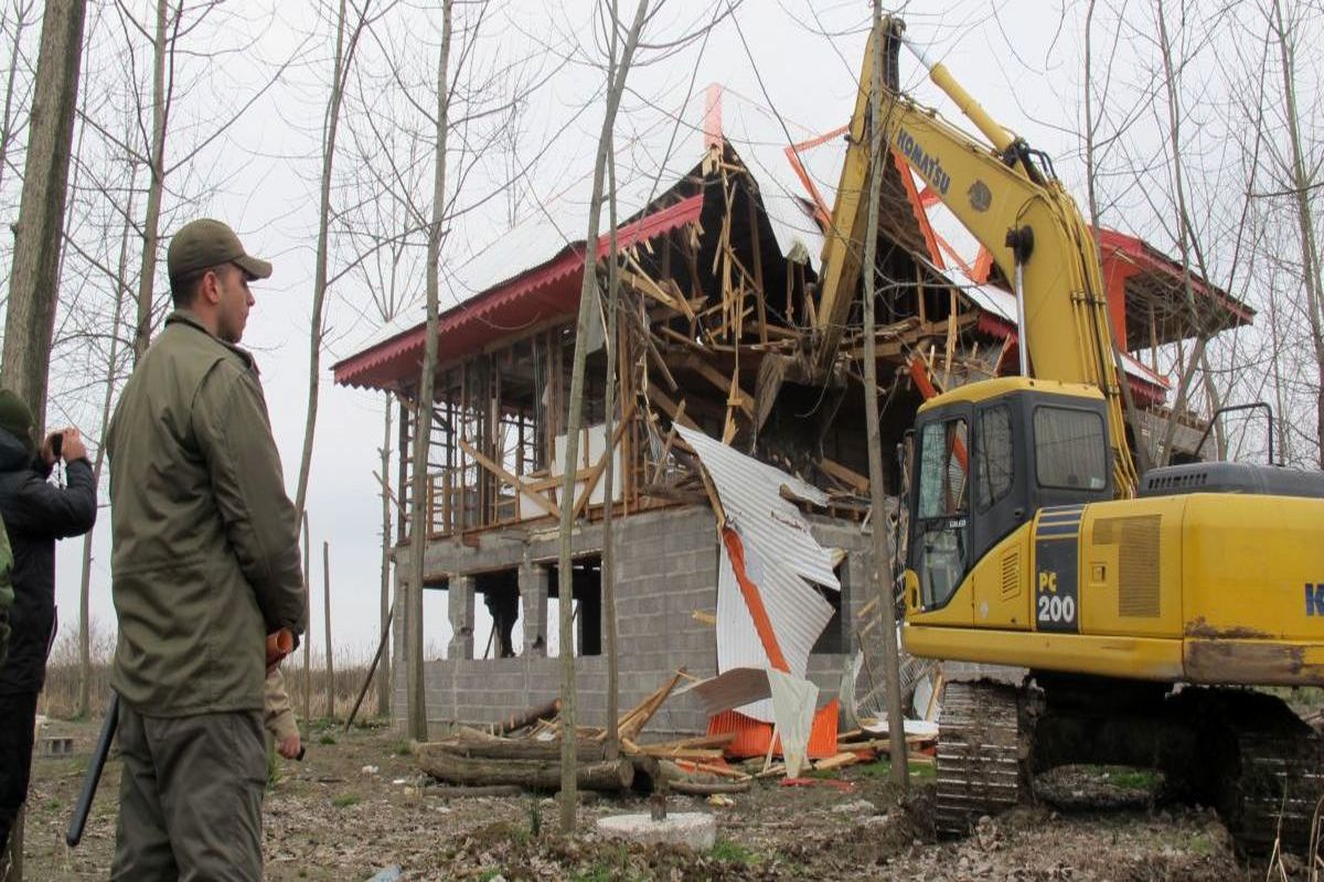 تخریب ۲۱ بنای غیر مجاز در اراضی کشاورزی شهرستان آبیک