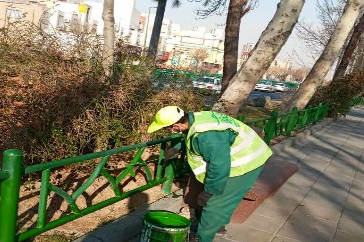 وسایل بازی کودکان در بوستان های منطقه ۱۵ تهران ایمن شد