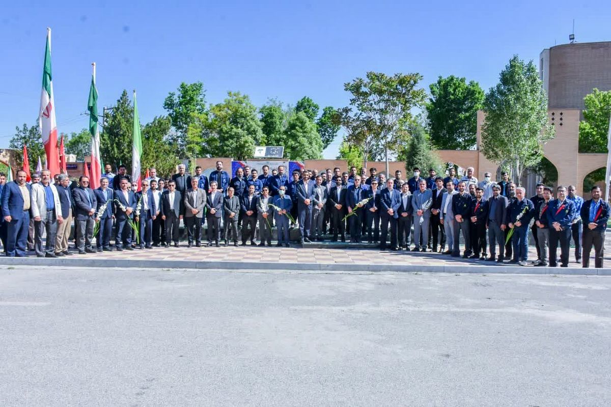 مزار شهدای اراک در هفته کارگر گلباران شد