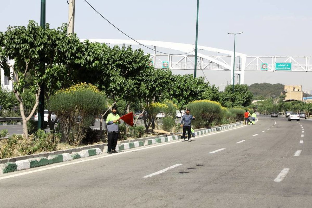 پاکسازی بزرگراه شهید یاسینی با بکارگیری۱۰۷ کارگر خدمات شهری