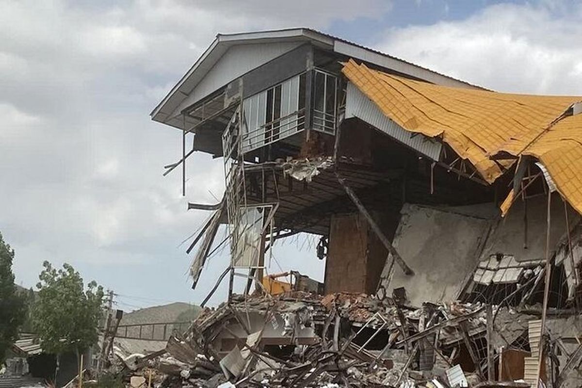 تخریب رستوران غیرمجاز در منطقه نمرود شهرستان فیروزکوه