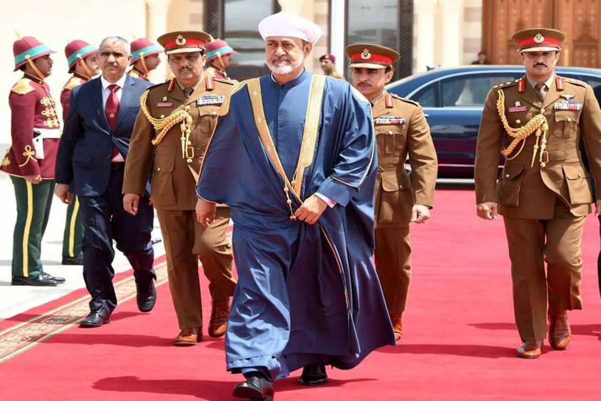 سلطان عمان با استقبال معاون اول رئیس‌جمهور وارد تهران شد