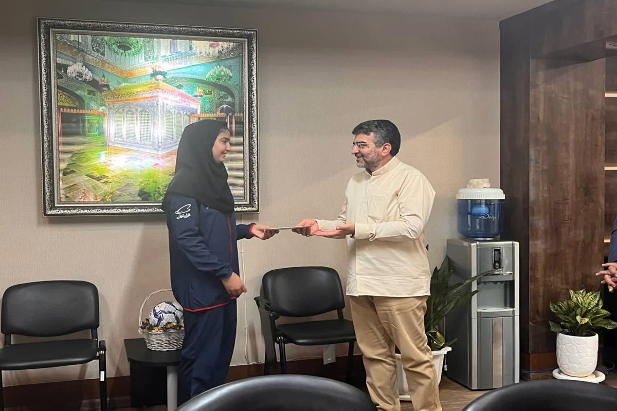 تجلیل از بانوی والیبالیست ۱۶ ساله استان و عضو تیم ملی والیبال