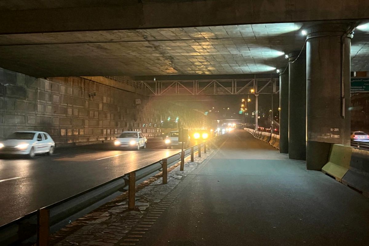 زیر  پل سواره در منطقه ۱۴ تهران روشن شد