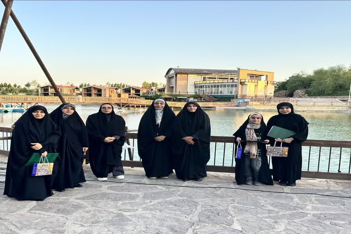 تجلیل از بانوان با حجاب حاضر در مسابقات قایقرانی استان قم