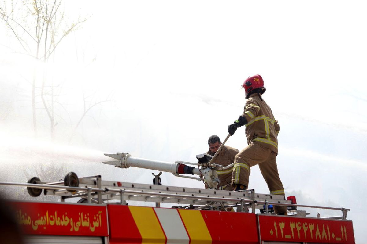 آتش سوزی چند سوله در محله چهاردانگه/ مصدومیت یک آتش نشان طی عملیات